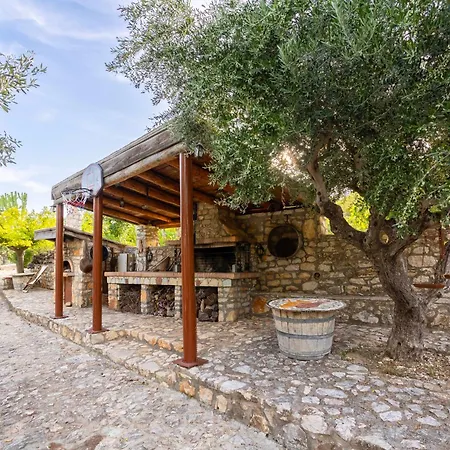Stone In Groves - Sea & Mountain Views منزل ريفي *