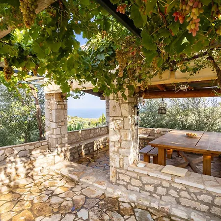 Stone In Groves - Sea & Mountain Views منزل ريفي