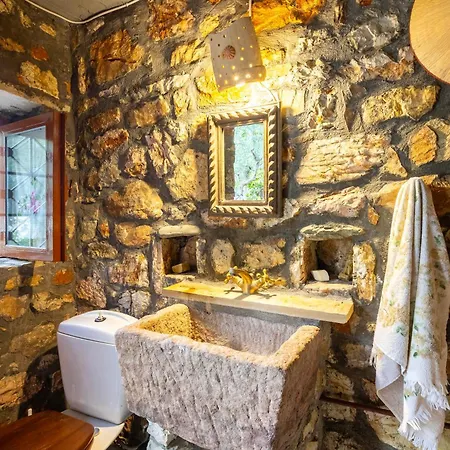 בית כפרי Stone In Groves - Sea & Mountain Views